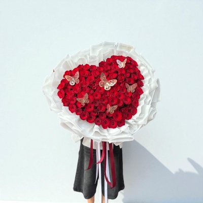 100 Roses Heart Bouquet + FREE DELIVERY